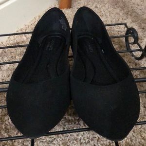 8.5 Blk velvety slip on like new. Great cushion! Worn 1x for a wedding.